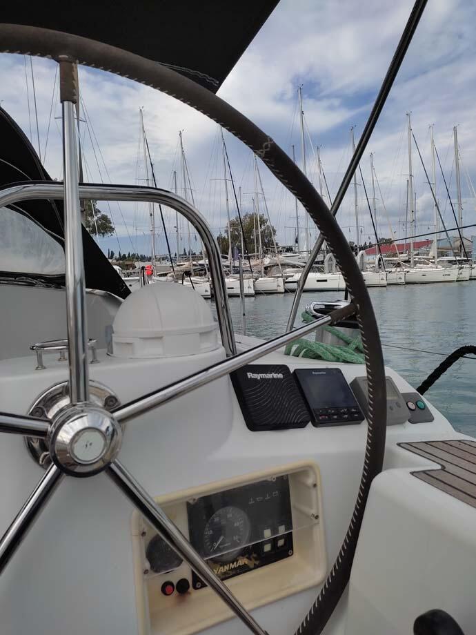 Sailing yacht 