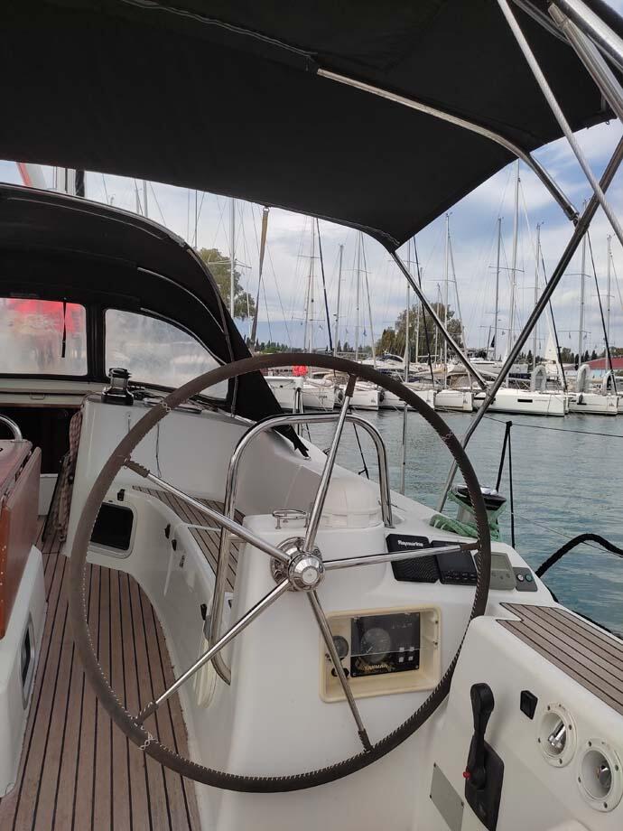 Sailing yacht 