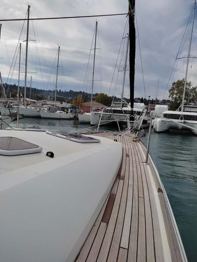 Sailing yacht 