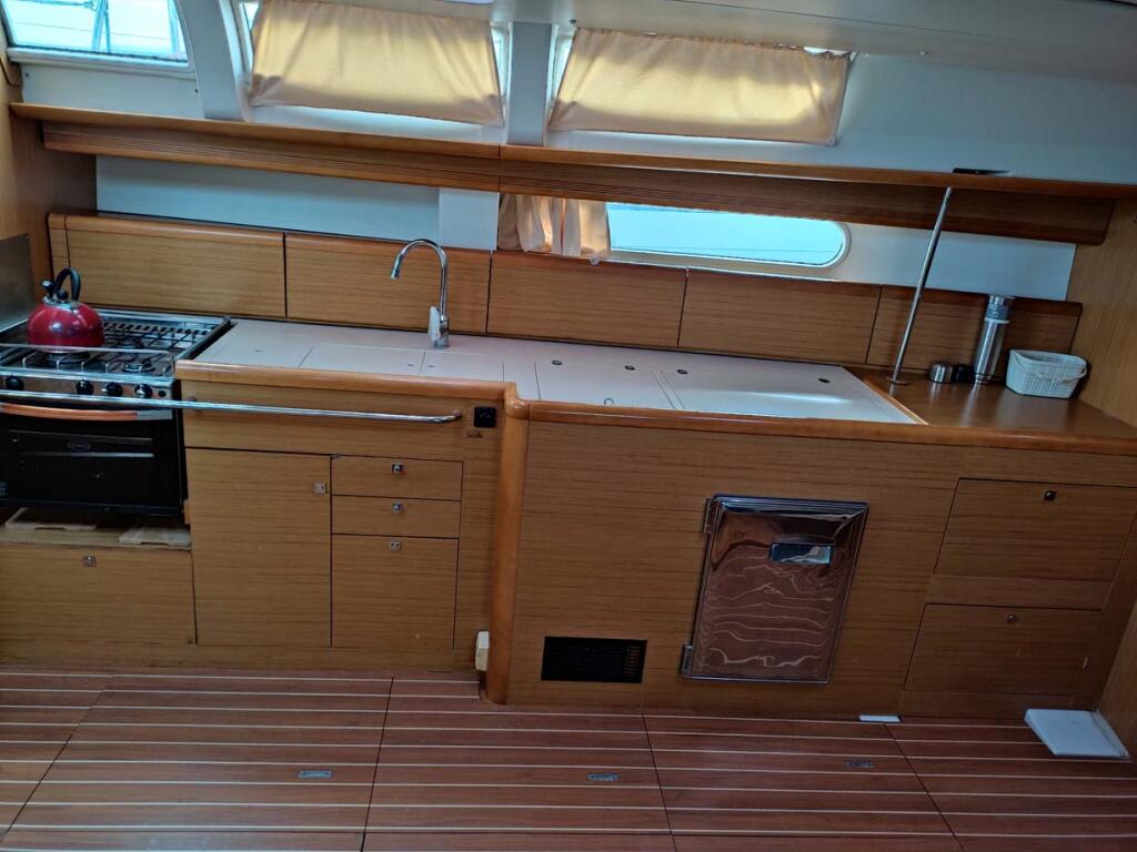 Sailing yacht 