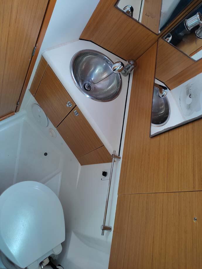 Sailing yacht 