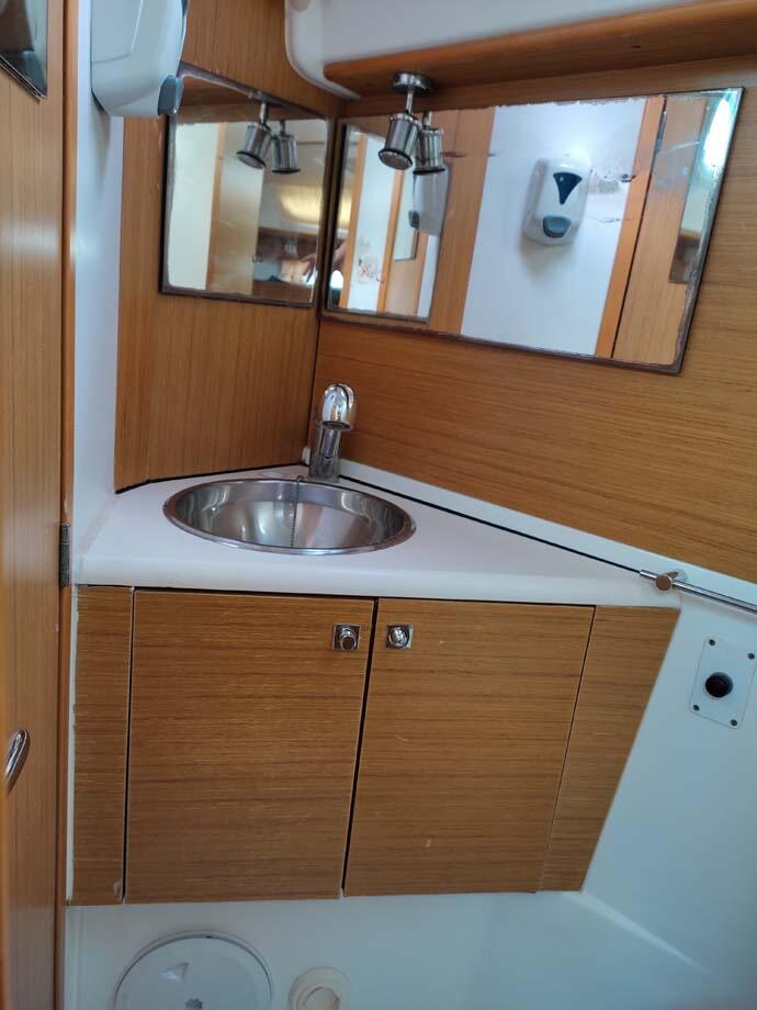Sailing yacht 