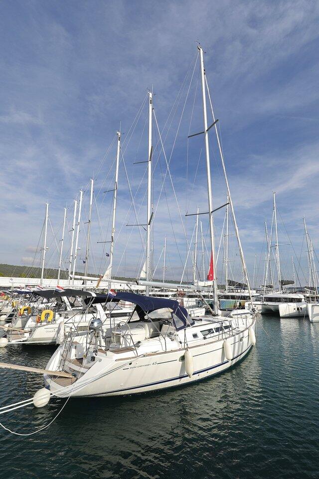 Sailing yacht 