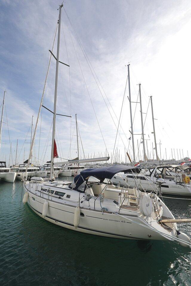 Sailing yacht 