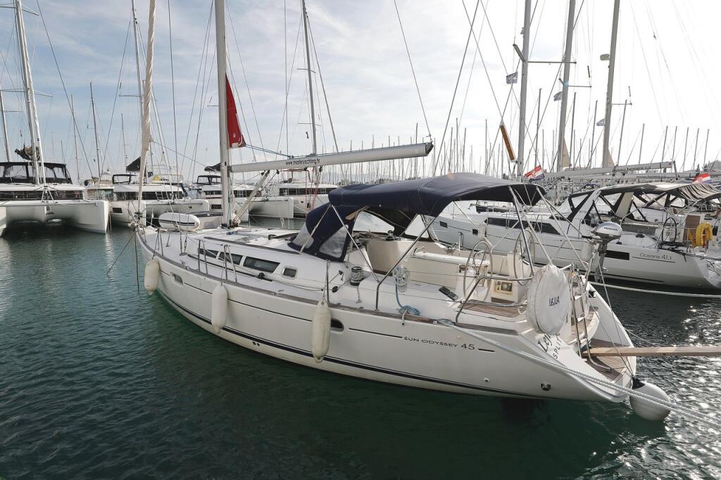 Sailing yacht 