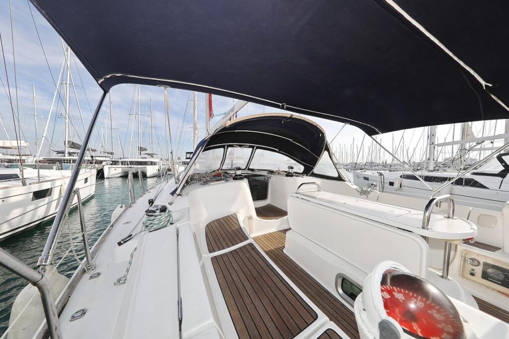 Sailing yacht 