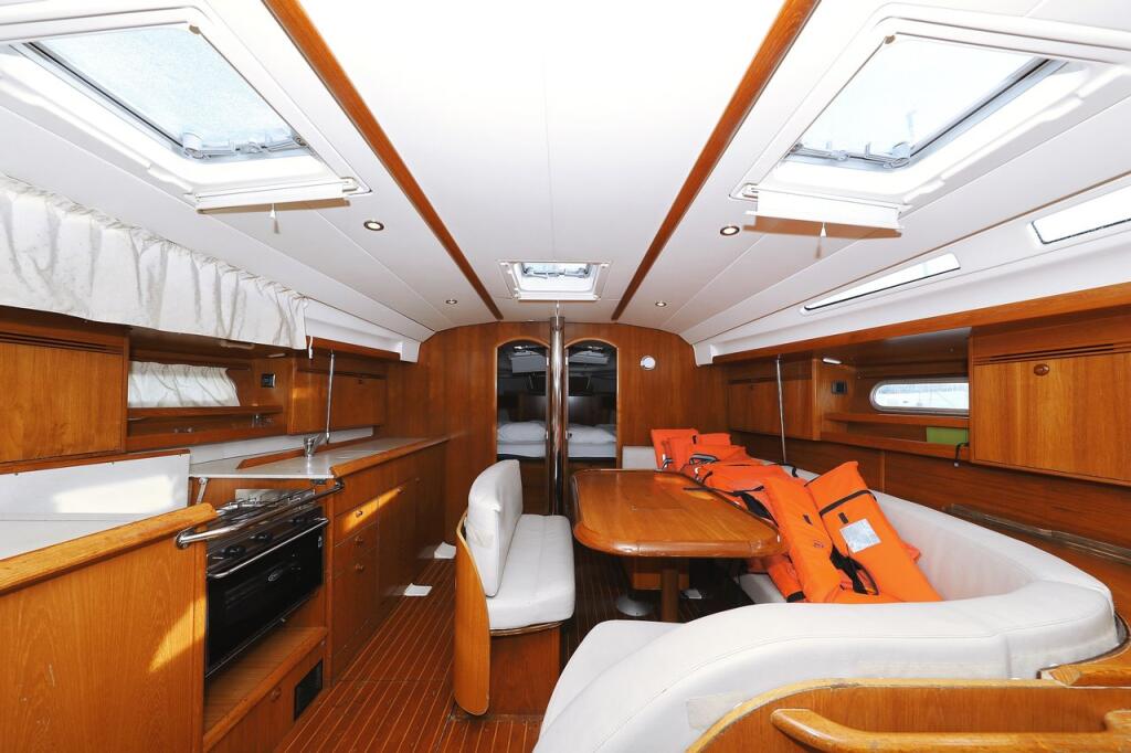Sailing yacht 