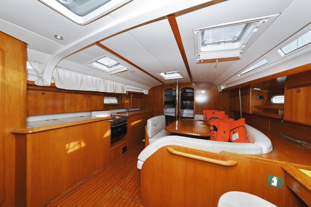 Sailing yacht 