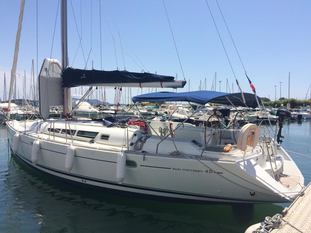 Sailing yacht 