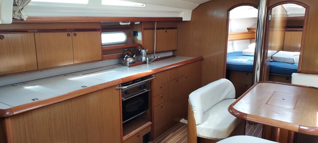 Sailing yacht 
