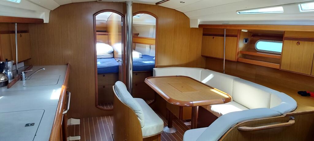 Sailing yacht 