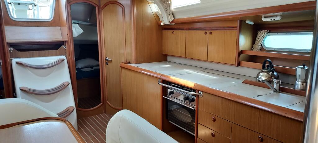 Sailing yacht 