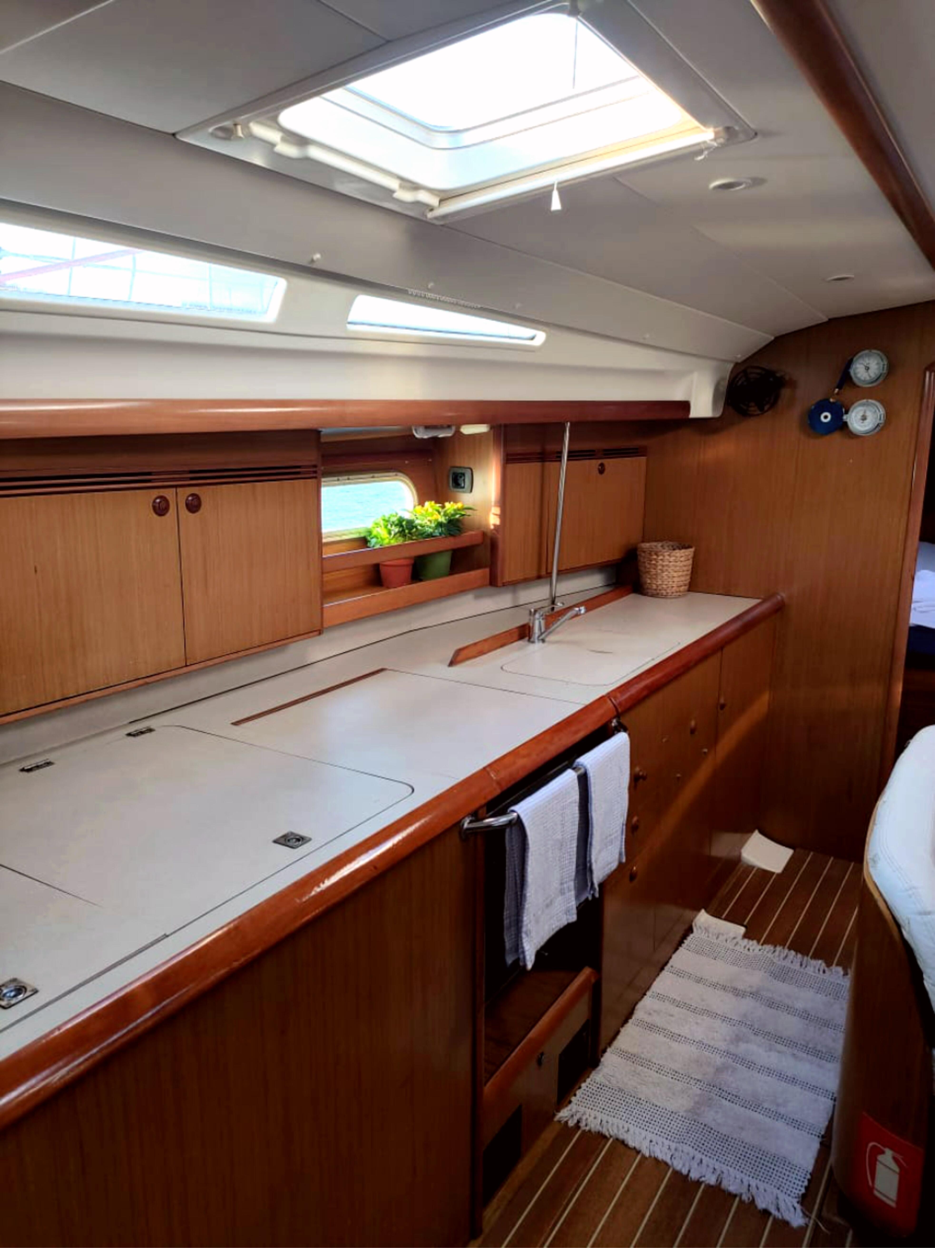 Sailing yacht 