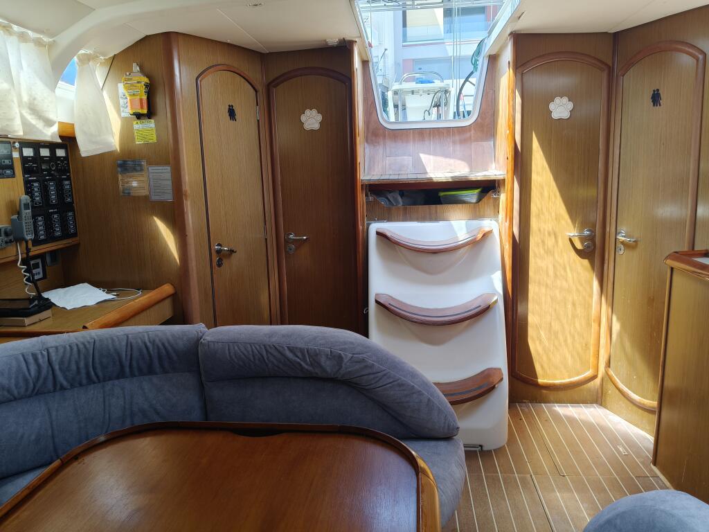 Sailing yacht 