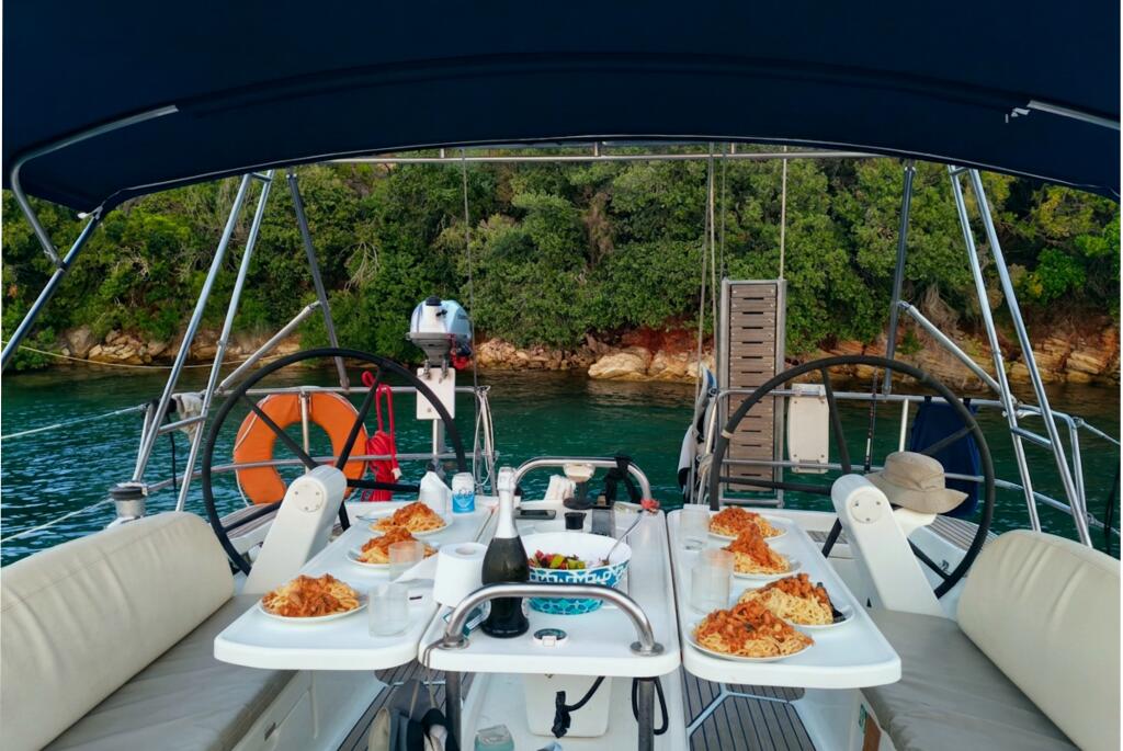 Sailing yacht 