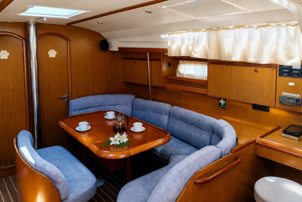 Sailing yacht 
