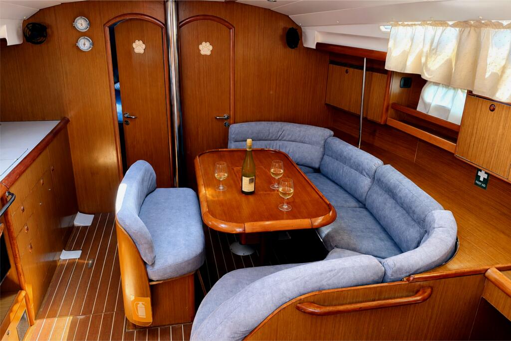 Sailing yacht 