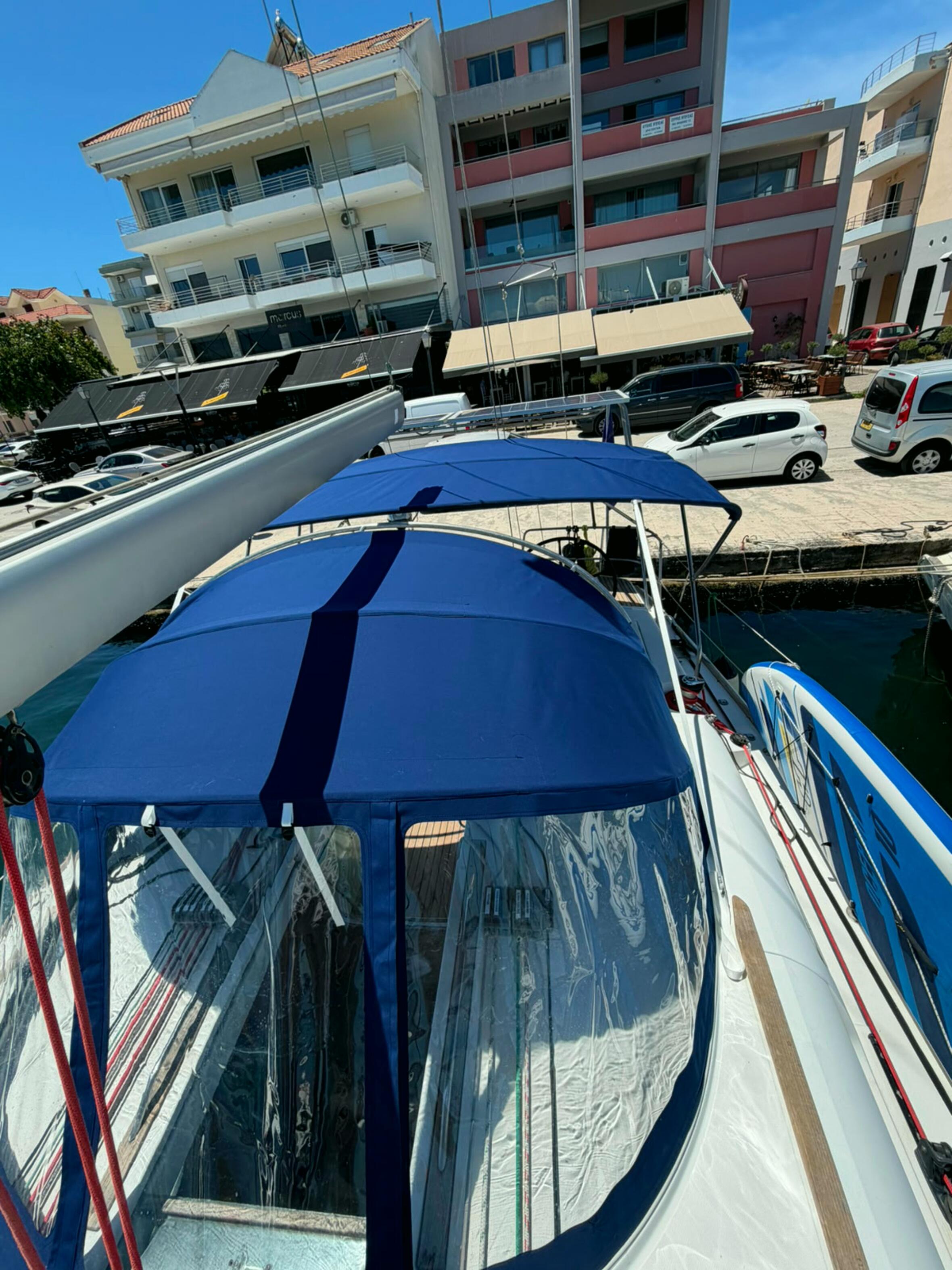 Sailing yacht 