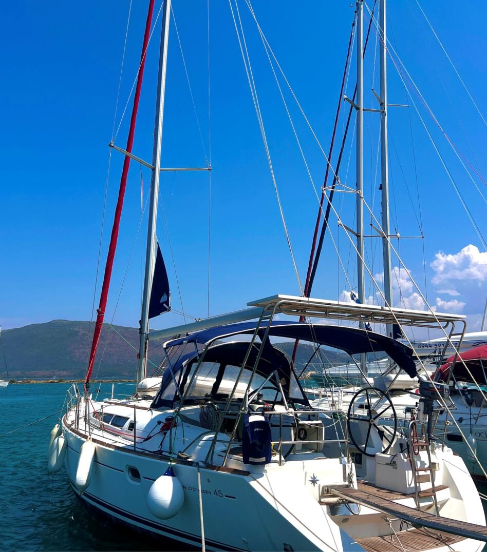 Sailing yacht 