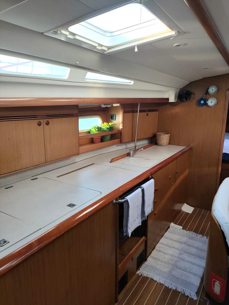 Sailing yacht 