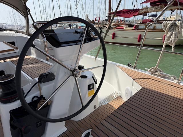 Sailing yacht 
