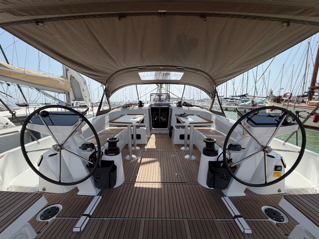 Sailing yacht 