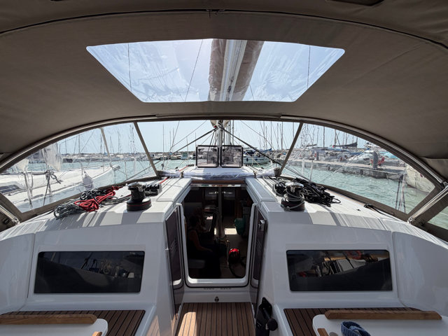 Sailing yacht 