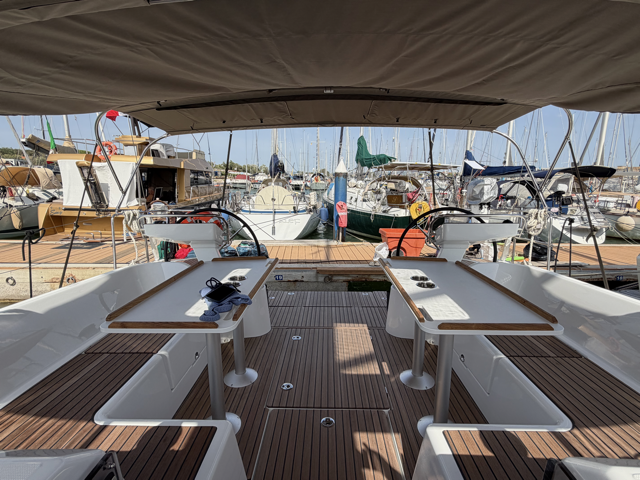 Sailing yacht 