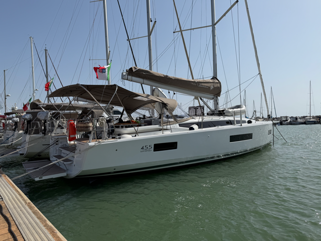 Sailing yacht 