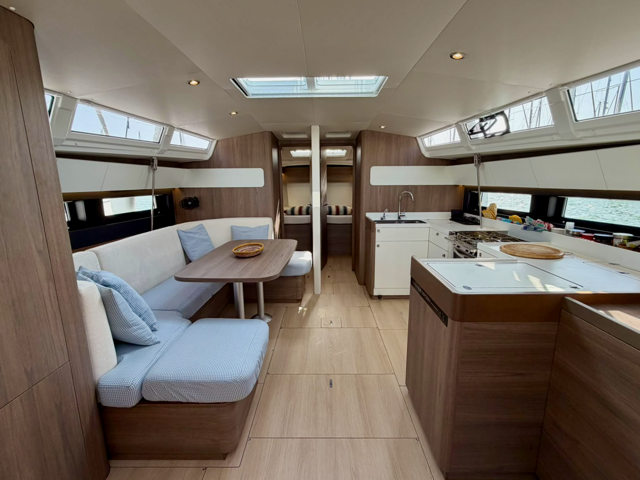 Sailing yacht 