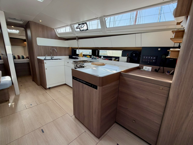 Sailing yacht 