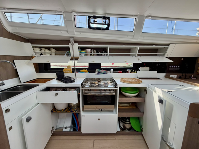 Sailing yacht 