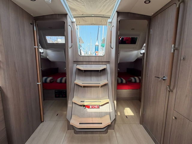 Sailing yacht 