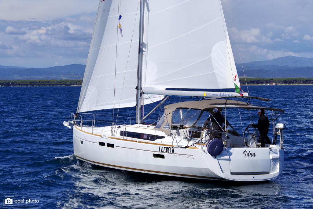 Sailing yacht 