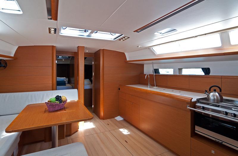 Sailing yacht 