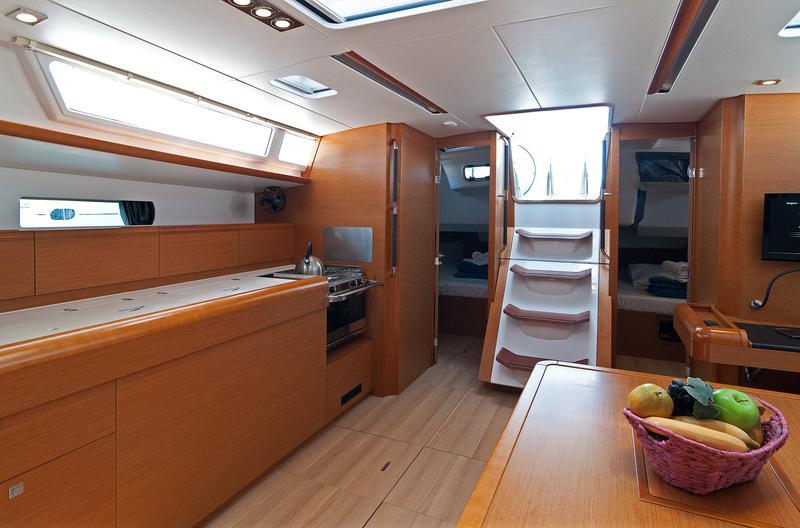Sailing yacht 