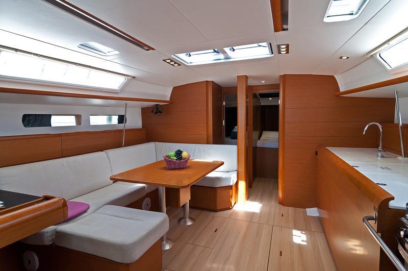 Sailing yacht 