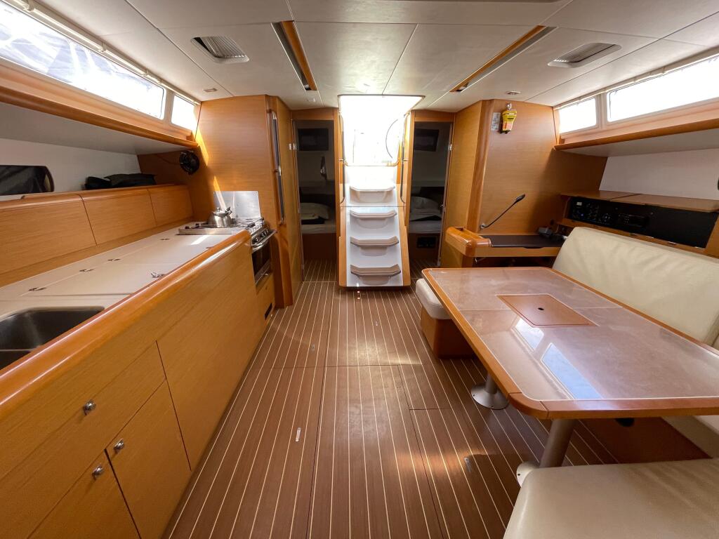 Sailing yacht 