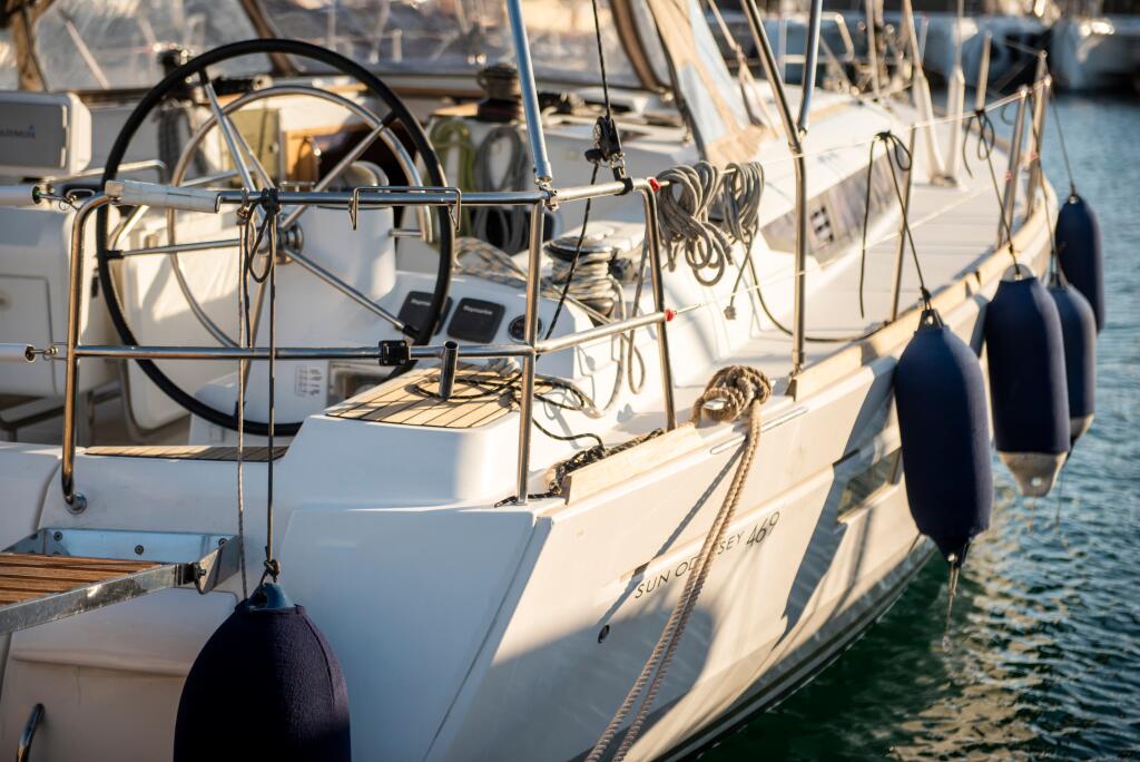 Sailing yacht 