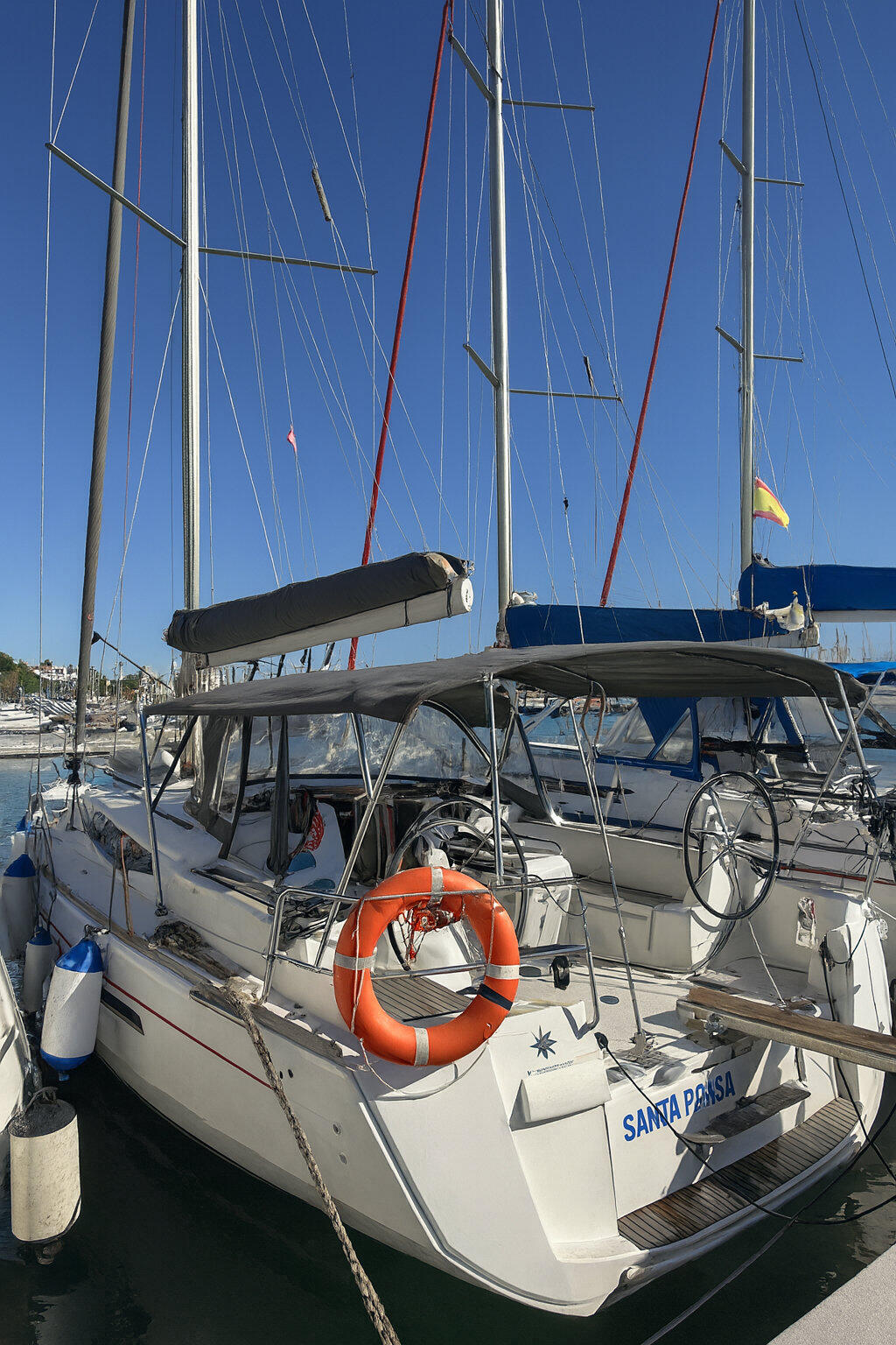 Sailing yacht 