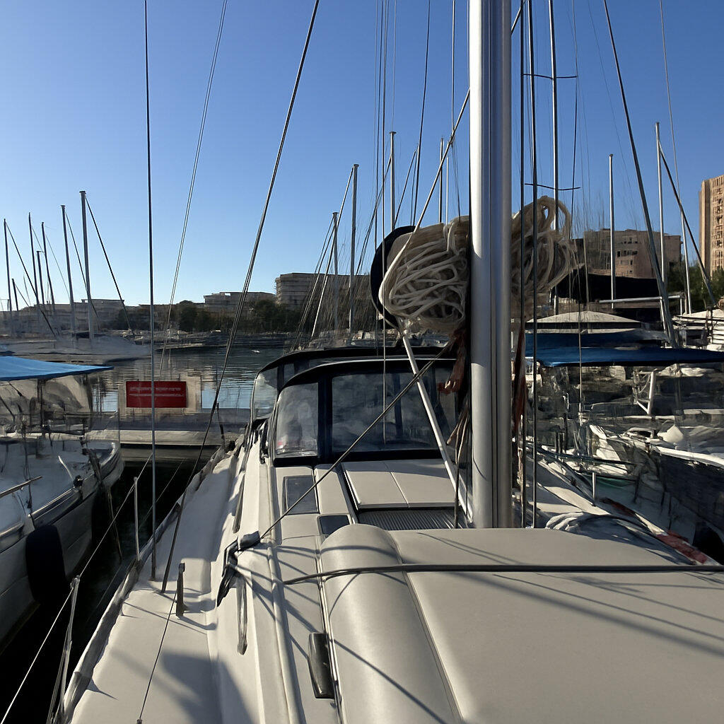 Sailing yacht 