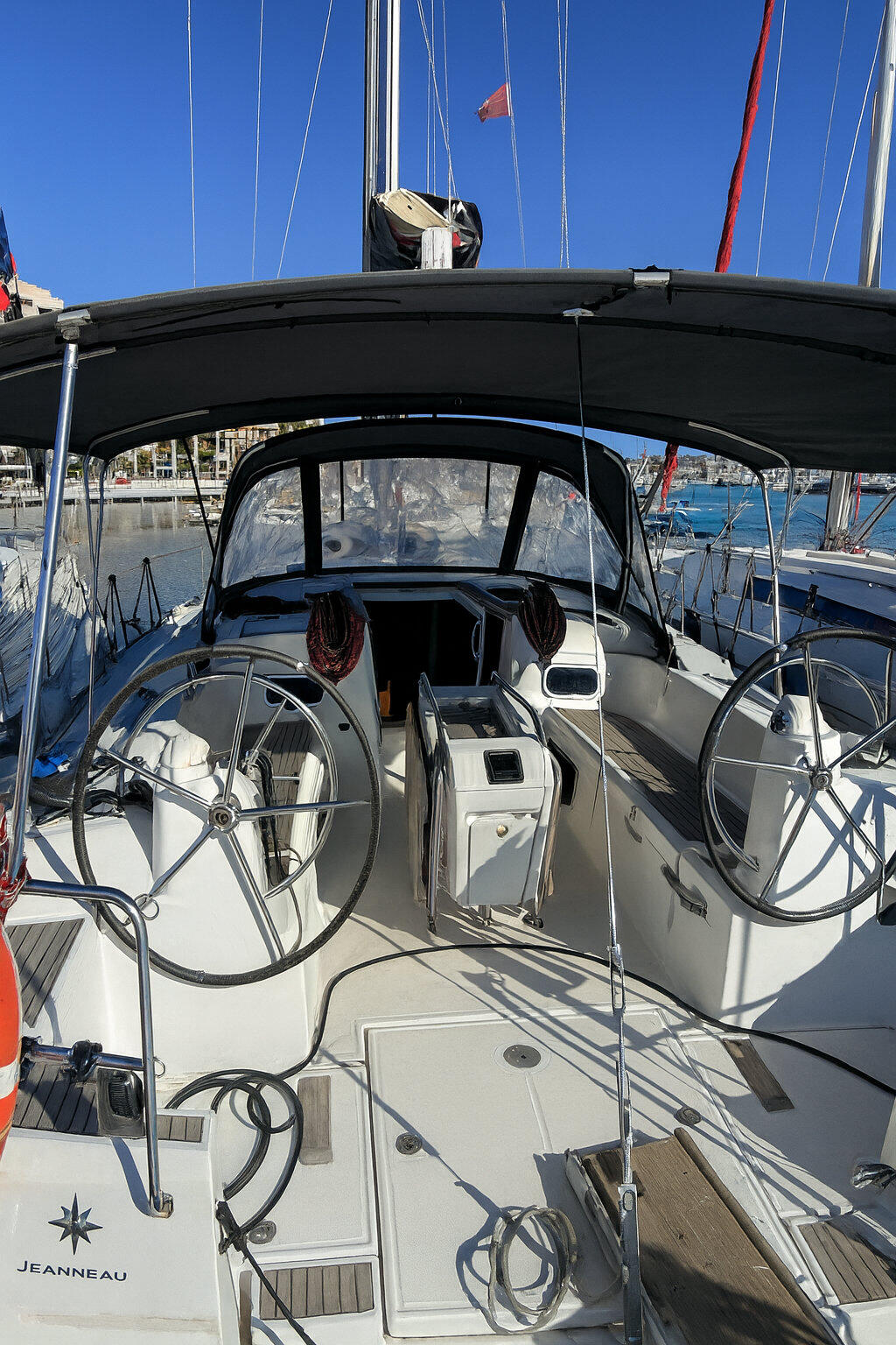 Sailing yacht 