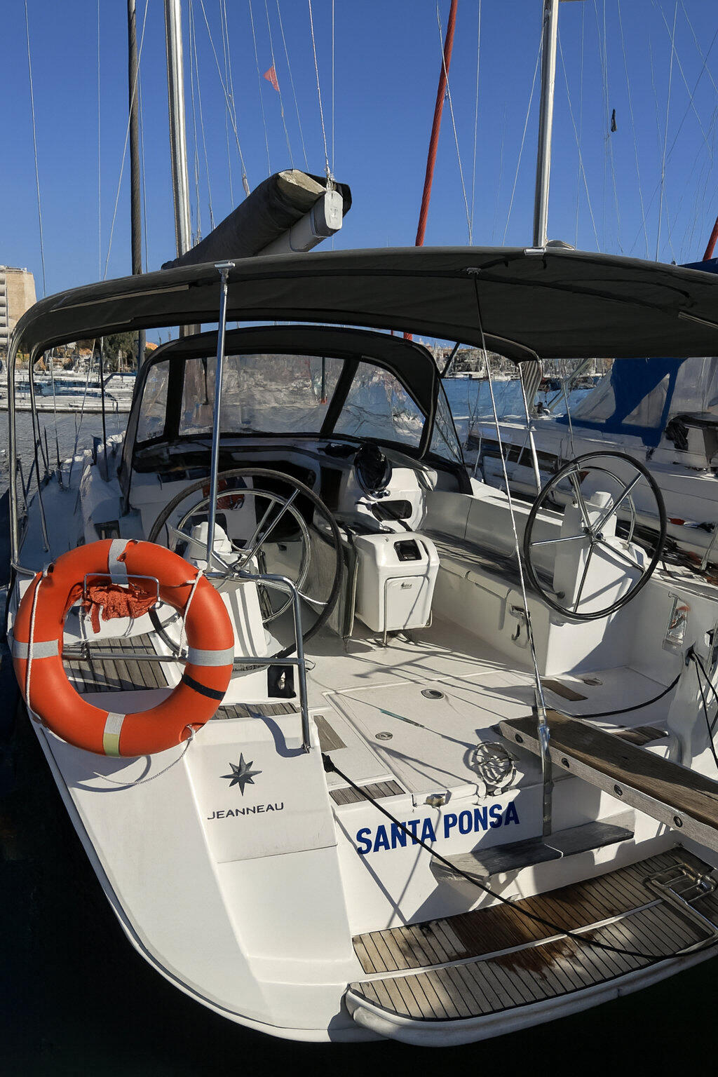 Sailing yacht 