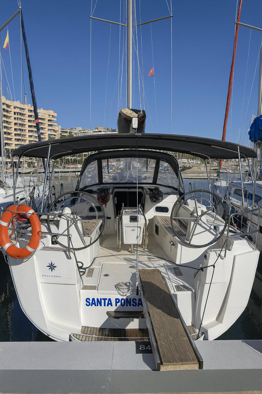 Sailing yacht 