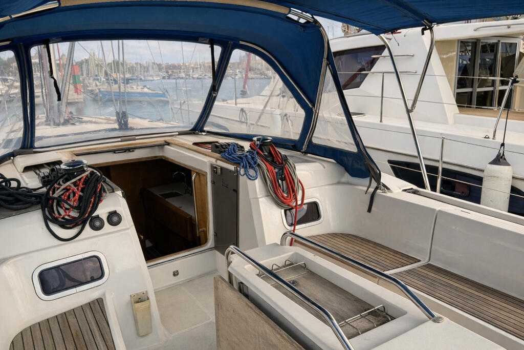 Sailing yacht 