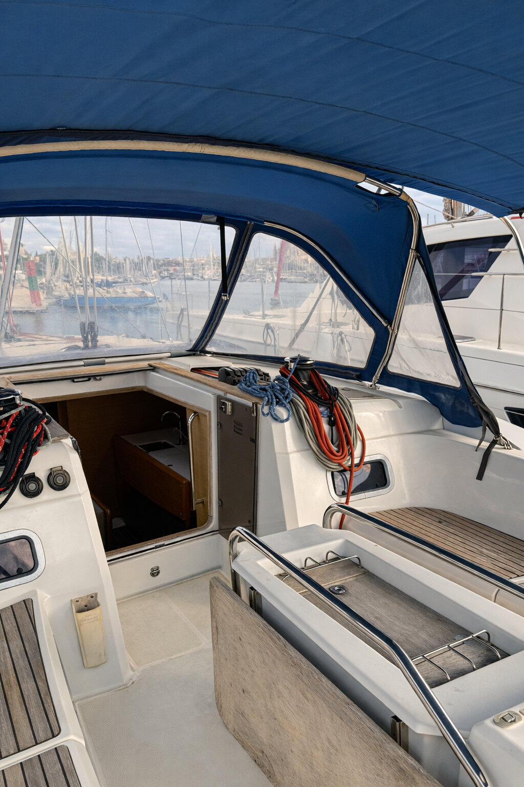Sailing yacht 