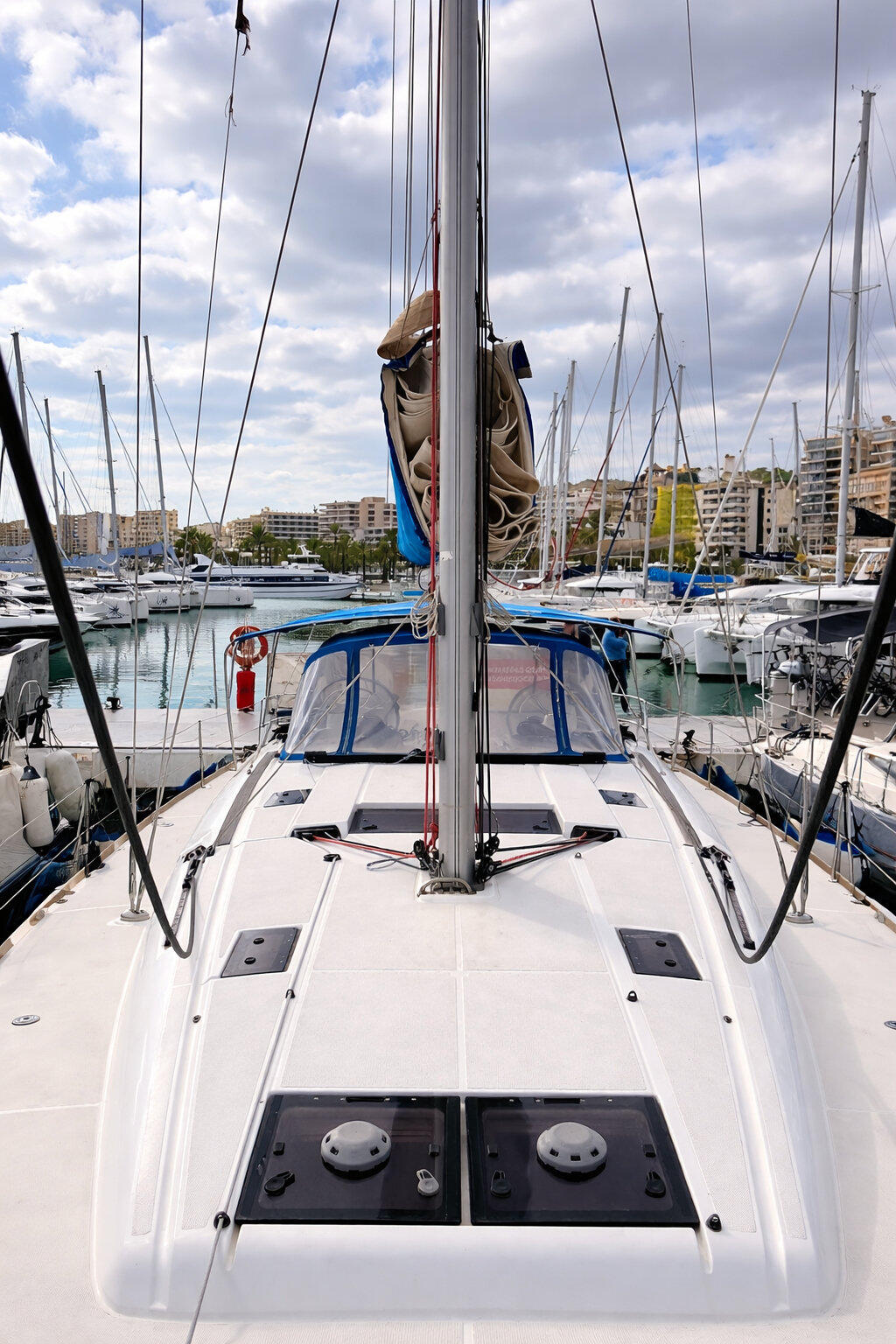 Sailing yacht 
