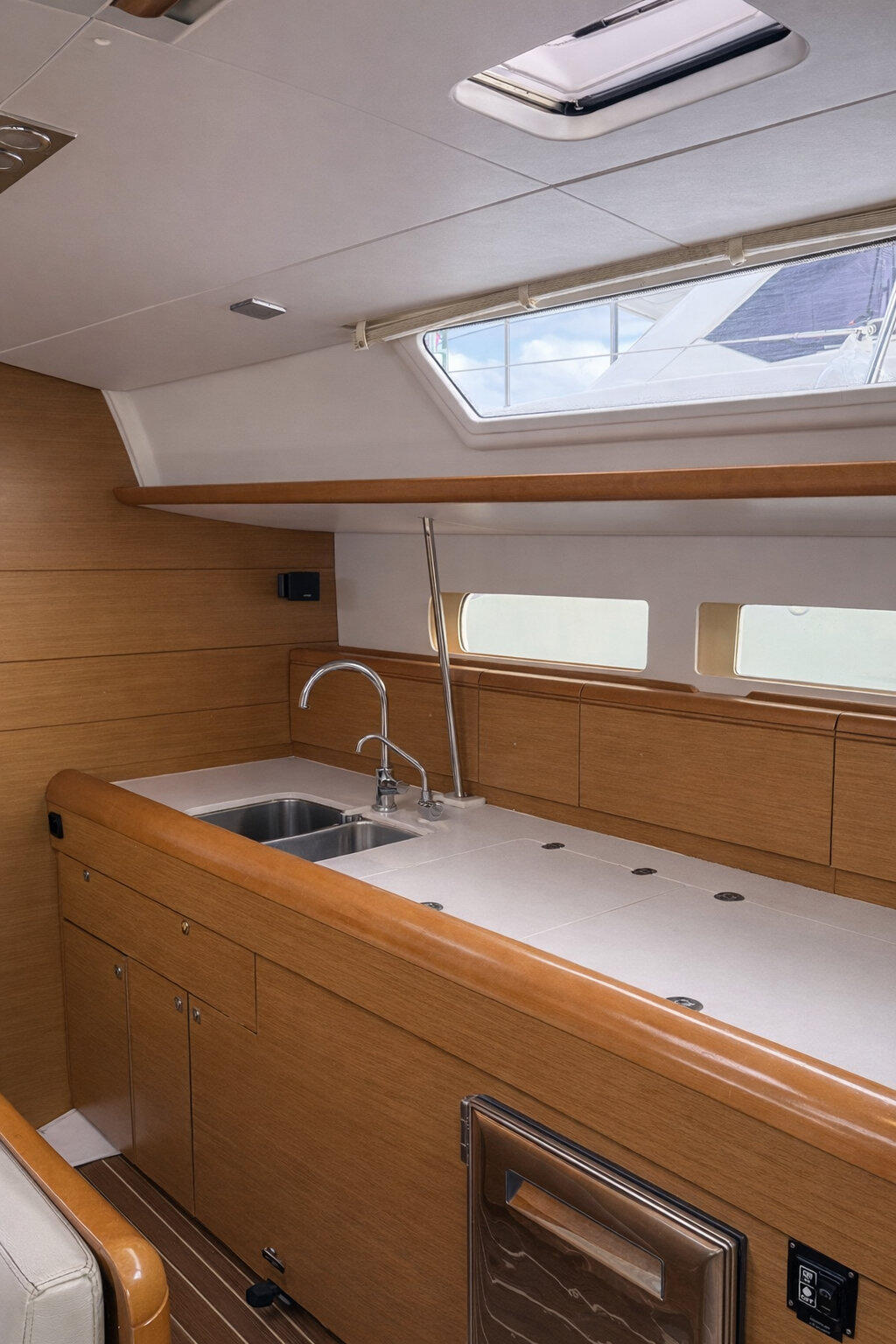 Sailing yacht 