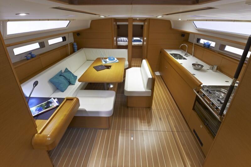 Sailing yacht 