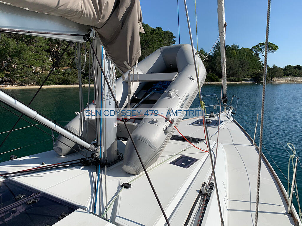 Sailing yacht 